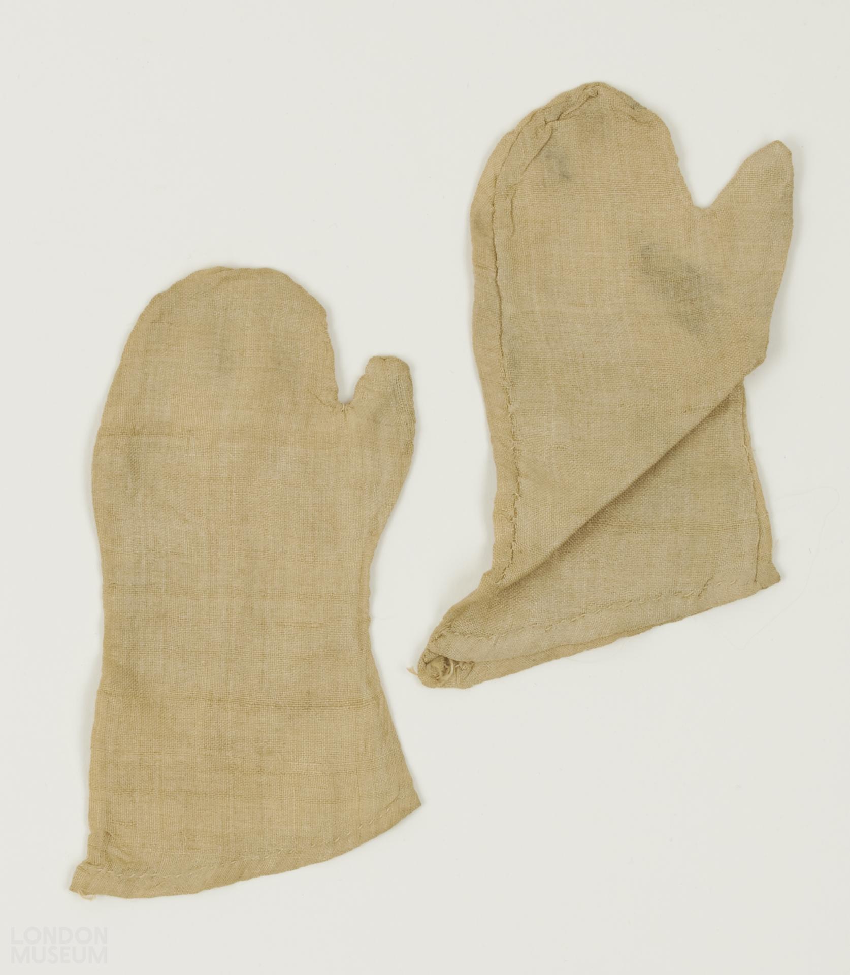 Doll's clothes, doll's mitten London Museum