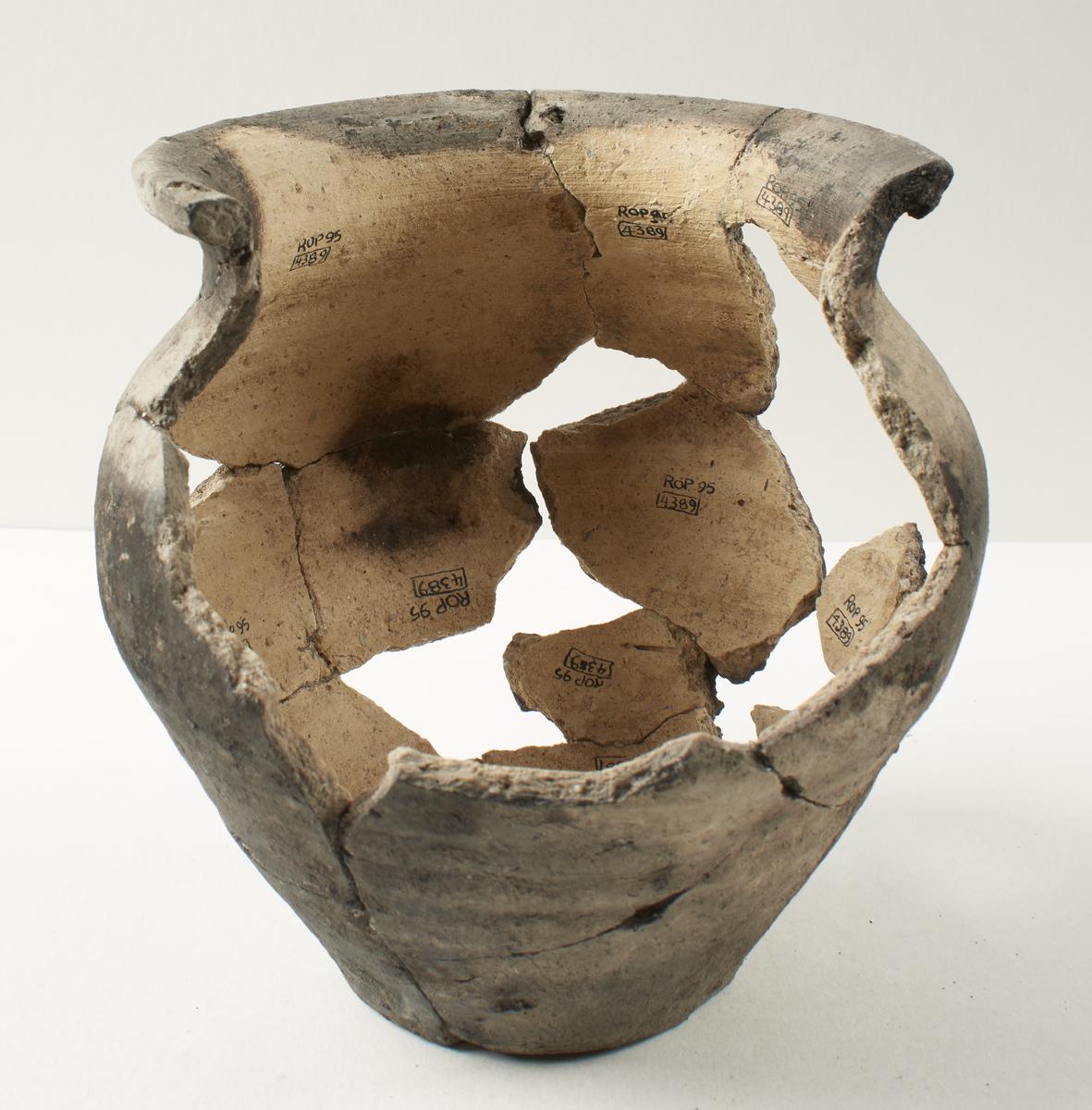 Potler Pottery, vessel, cooking pot | London Museum
